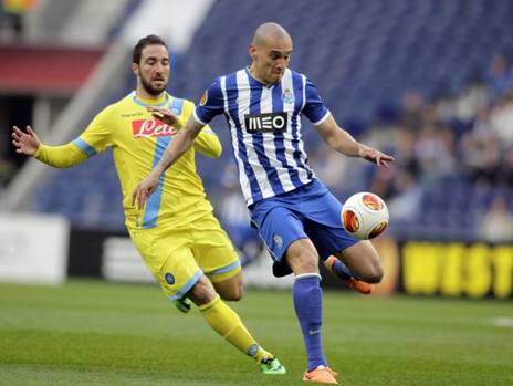 Maicon, tallonato da Higuain. Reuters